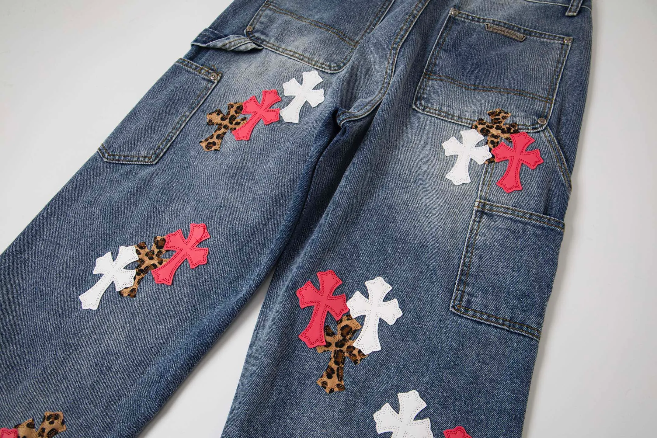 P260 Chrome Hearts | Chrome Hearts CH Chrome Hearts blue and white multi-color leather-splashed denim American work trousers. Full set of hardware molding. Hand-made tassels on the hem with frayed and damaged design. White genuine leather and then patching. Genuine Levi's jeans base plate. Disassembled and spliced. Heavy industrial washing. The upper body is stylish and handsome. The brand recognition is very clear, which greatly highlights the overall sense of style. The overall craftsmanship is impeccable. A pair of trousers. Same style for men and women. Style number: 1732# Size: 28 30 32 34 36